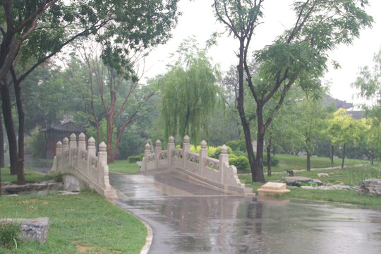 雨天北宁公园石桥