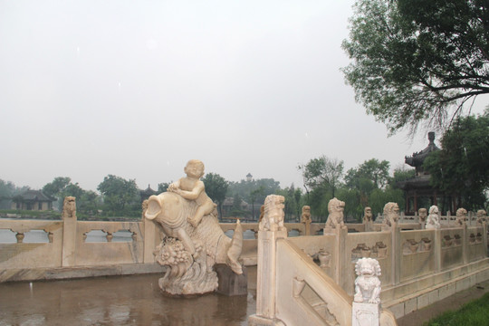 雨天北宁公园湖水狮子桥鲤鱼雕塑