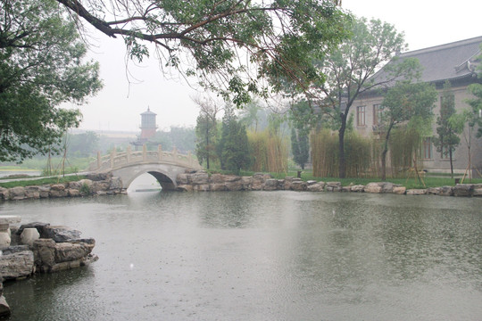 雨天北宁公园绿地湖水石桥