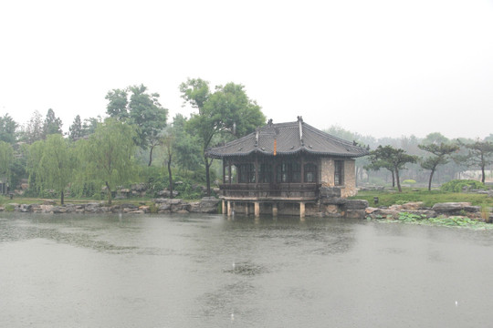 雨天北宁公园绿地湖水亭子