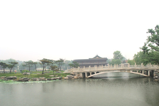 雨天北宁公园绿地湖水石桥