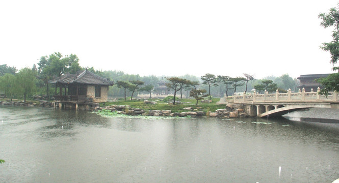 雨天北宁公园绿地湖水石桥