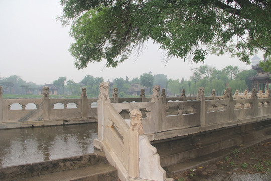 雨天北宁公园湖水狮子桥