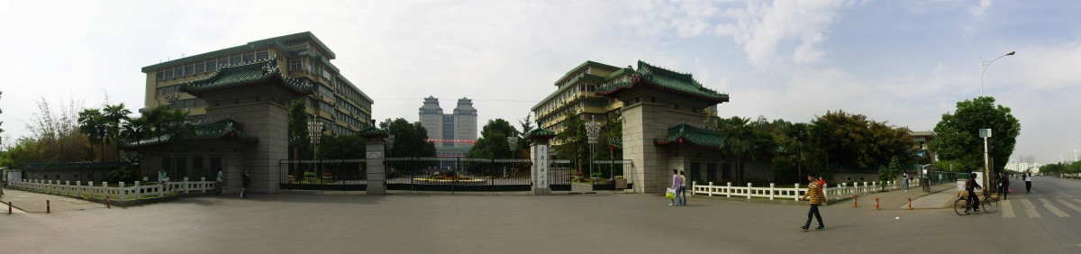 中南民族大学180度全景大门