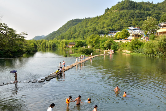 夏天百步桥游泳