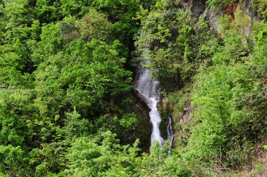 山间溪流