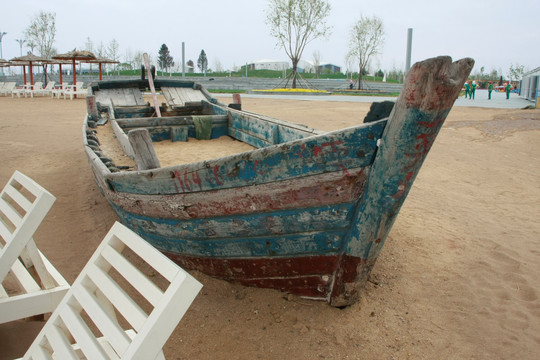 旧船搁浅在海滩