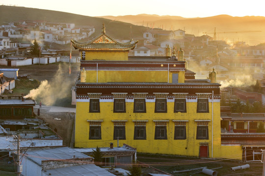 若尔盖县达扎寺日出炊烟