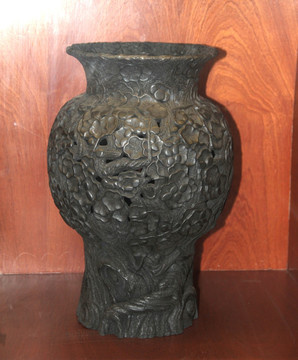 济南趵突泉公园铜雕梅花瓶