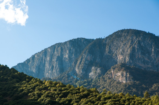 山峰悬崖树林