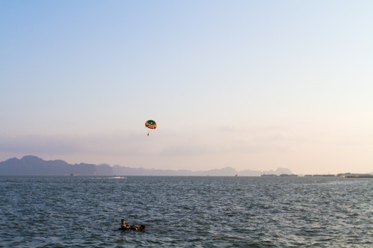 越南下龙湾 海上滑翔伞