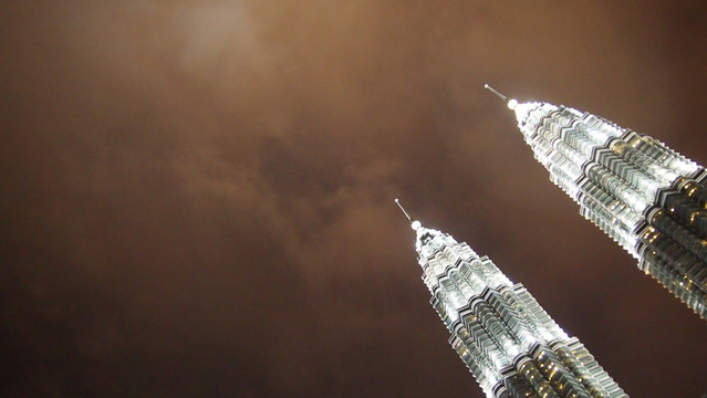 吉隆坡双子塔与傍晚的天空