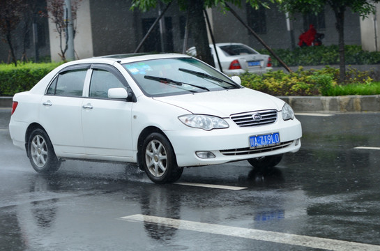 小汽车雨中行驶