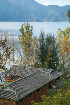 秋天山林湖畔的小屋