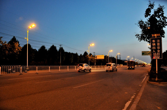 城市道路夜景