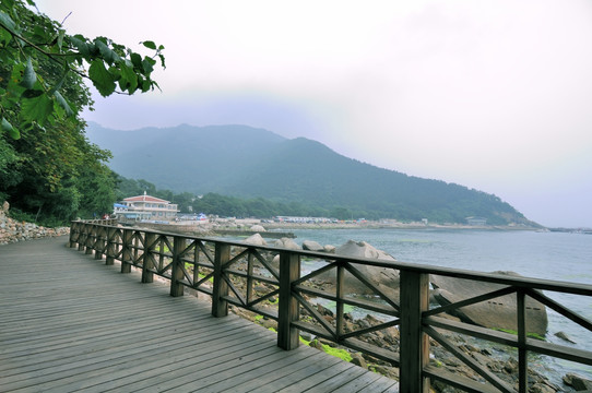 青岛 崂山风景区 大海 木板路