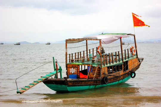 惠州巽寮湾海里的船