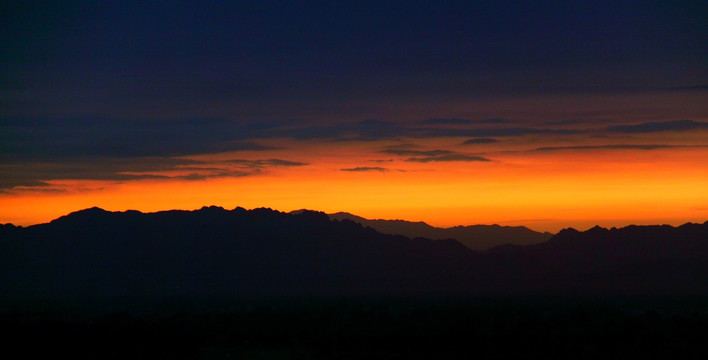 山峦和夕阳余辉