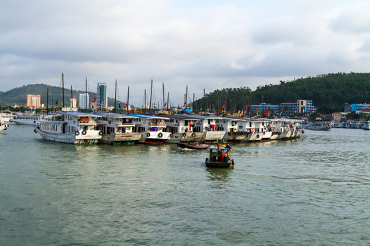 越南下龙湾 港口停泊游船