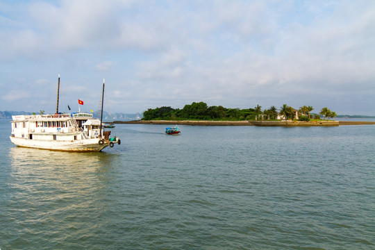 越南下龙湾 海上桂林 游览船