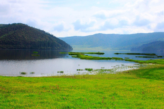 香格里拉属都湖