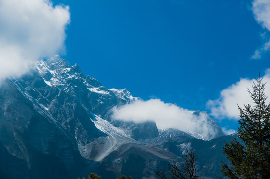 雪山云雾图