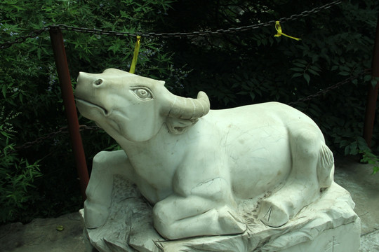 生肖牛雕塑