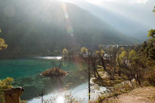 山谷霞光碧水秋林