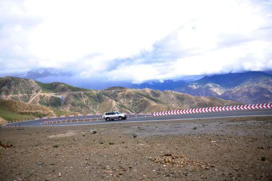 青藏高原盘山公路