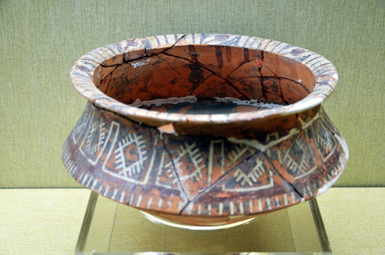 大汶口文化彩陶盆