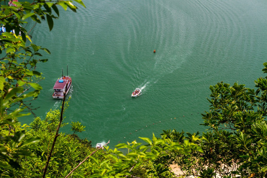 越南下龙湾 游船游弋海上