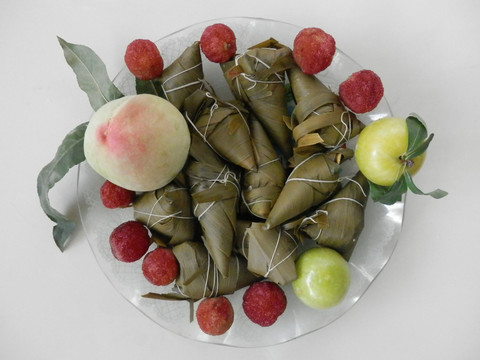 端午节粽子和水果拼盘