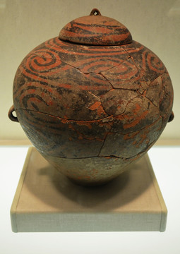 红山文化彩陶盖罐