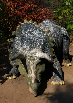 远古动物犀牛雕塑