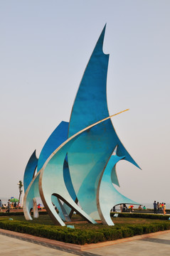 青岛蓝色的帆雕塑