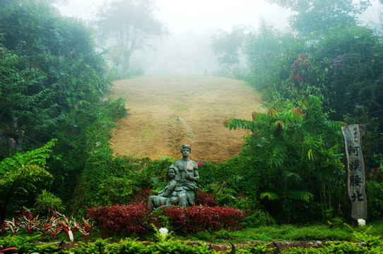 基诺山寨兄妹雕像