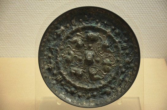 唐代海兽葡萄纹铜镜