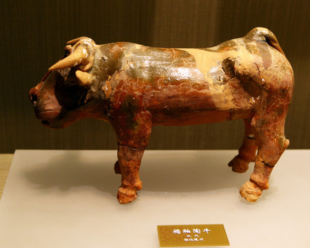 汉代褐釉陶牛