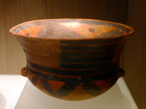 马家窑文化几何纹陶盆