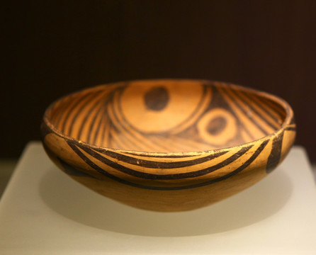 马家窑文化鱼纹陶钵