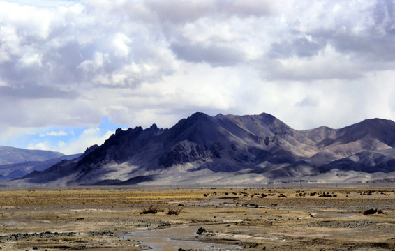 西藏阿里冈底斯山脉