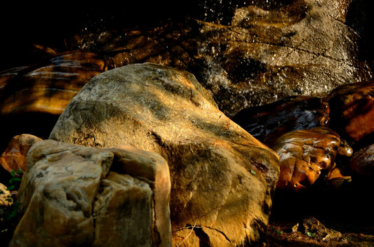 溪水岩石