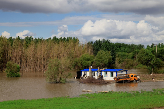 河流绿地上的小屋