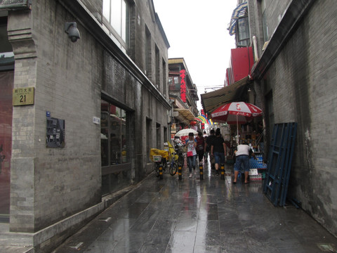 雨天北京前门大街某小巷