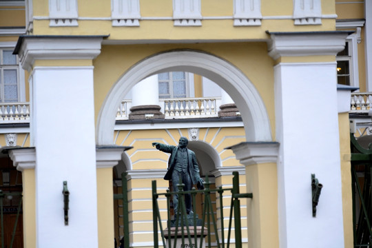 斯莫尔尼宫列宁铜像