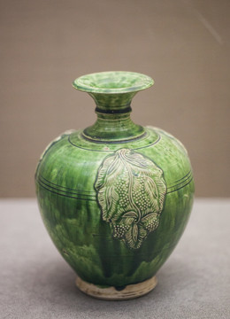 唐三彩绿釉模印贴花瓶