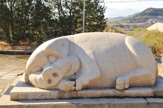 北京蟒山生肖石雕猪