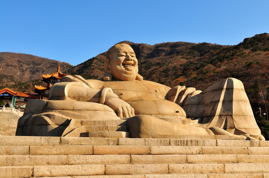 北京蟒山国家森林公园弥勒佛像