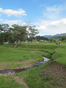 草原溪流