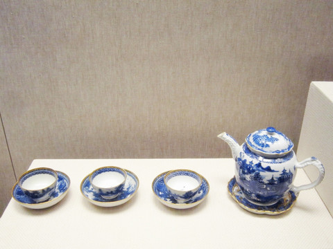 青花瓷茶壶与茶杯